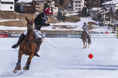 St. Moritz ( İsviçre ) - 30 Ocak 2016: Kar Polo Dünya Kupası St.Moritz 2016'da maç aktiviteleri