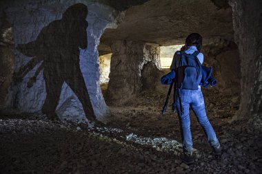 Bir mağarada fotoğrafçı gölge