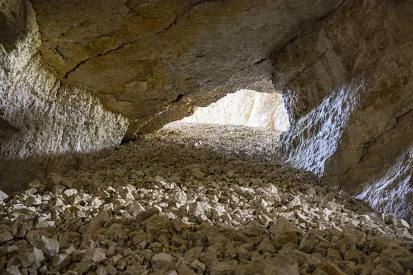 Старая Пещера Рядом — стоковое фото