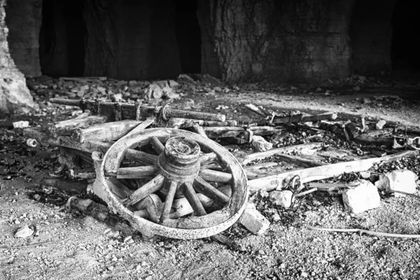 Заброшенная Колесница Старой Шахте — стоковое фото