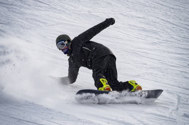 Bir hile sırasında Snowboarder