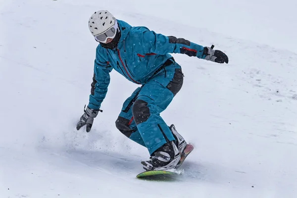 Snowboardista Během Zdvihu — Stock fotografie