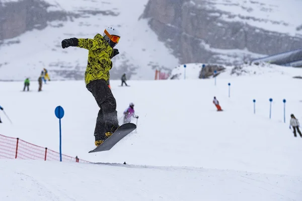 Bir Hile Sırasında Snowboarder — Stok fotoğraf