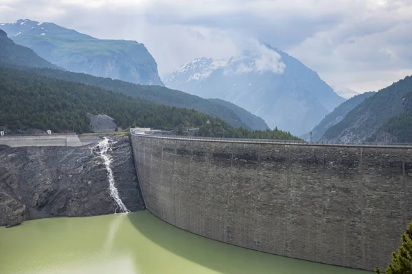 Lago Alpino Criado Por Uma Barragem Valtellina — Fotografia de Stock