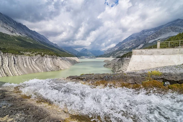 Lago Alpino Criado Por Uma Barragem Valtellina — Fotografia de Stock
