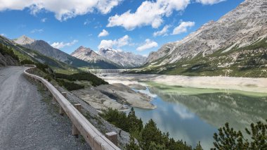 Valtellina'da bir barajın yarattığı alp gölü