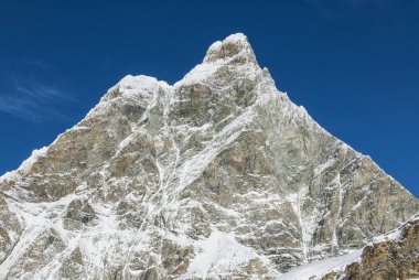 Cervinia'nın yamaçlarından Matterhorn dağı
