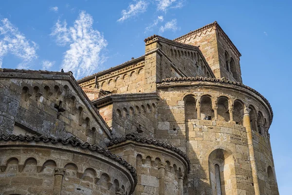 İtalya'da bir ortaçağ kasabası Castell'Aruato görünümü