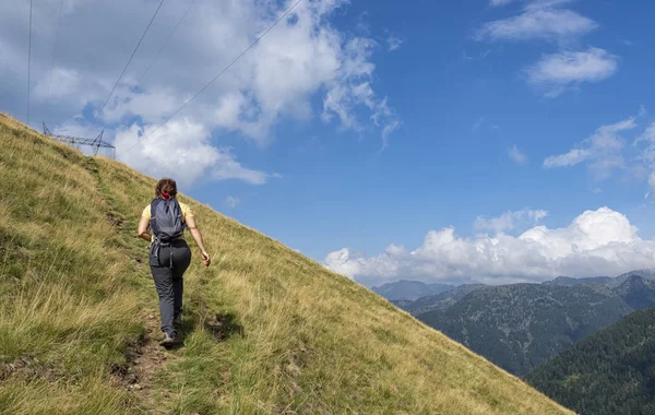 Ženská batůžkářka v italských Alpách — Stock fotografie