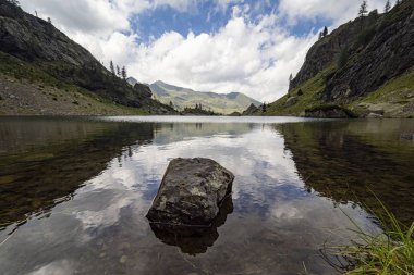 İtalyan alplerinde Zancone Gölü