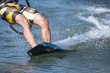 Kitesurfer Como Gölü üzerinde yakın