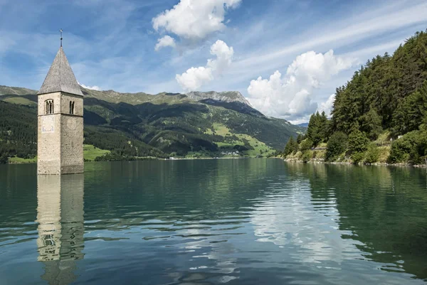 Resia Pass gölü ve ünlü çan kulesi