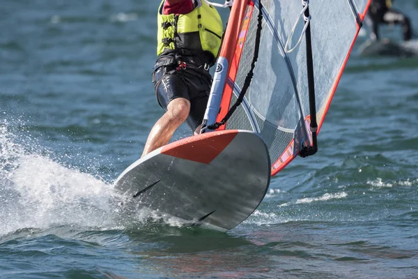 Su sahnesinde rüzgar sörfü detayı 