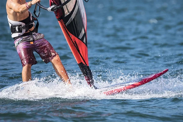 Windsurfen Auf Dem Wasser — Stockfoto