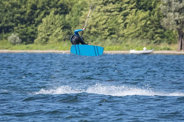 Kitesurfer Cerca Lago Como —  Fotos de Stock