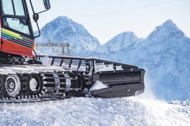 Alplerde kar küreme