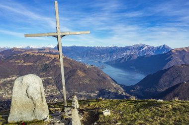 Valle Intelvi'den Como Gölü görünümü