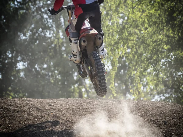 Motocross piloto em uma trilha durante um treinamento — Fotografia de Stock