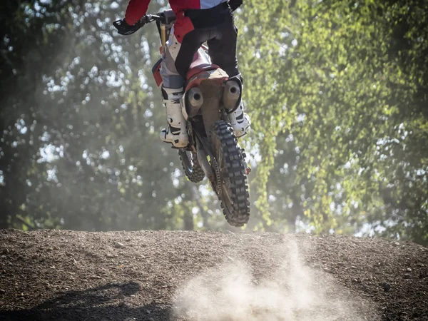 トレーニング中のトレイル上のモトクロスライダー — ストック写真