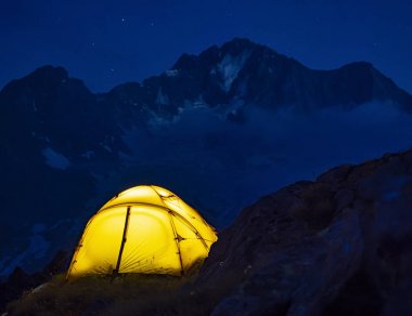 Gece İtalyan Alplerinde yürüyüş çadırı