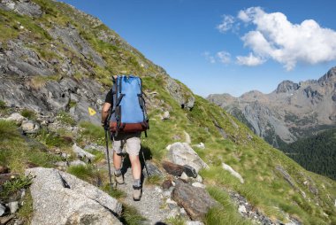 Lombardiya'daki Valtellina İtalyan alplerinde backpacker