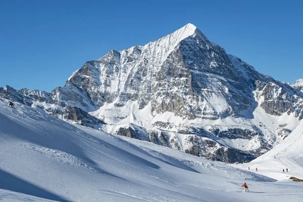 Scena Invernale Una Stazione Sciistica Sulle Alpi — Foto Stock