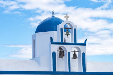 Santorini'deki Yunan çan kulesi