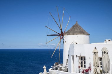 Santorini adasında yel değirmeni
