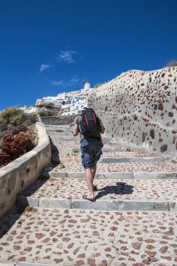 Santorini adasının Oia bir kasaba için merdiven trom deniz alanı