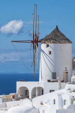 Santorini adasında yel değirmeni