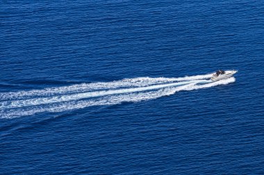 Motorlu tekne denizde uyanmak