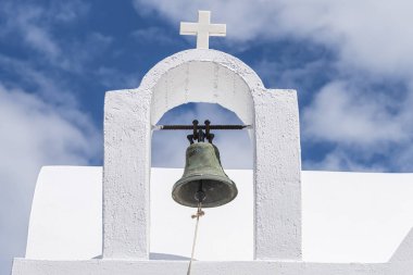 Santorini'deki Yunan çan kulesi