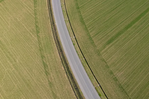 Route entre champs dans une campagne — Photo