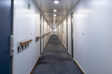 Bir yolcu gemisinin iç koridoru