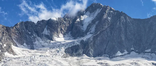 Льодовикова морени гори Дігразія в італійських Альпах у Вальмаленко — стокове фото