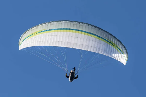 Gökyüzündeki Paraglider — Stok fotoğraf