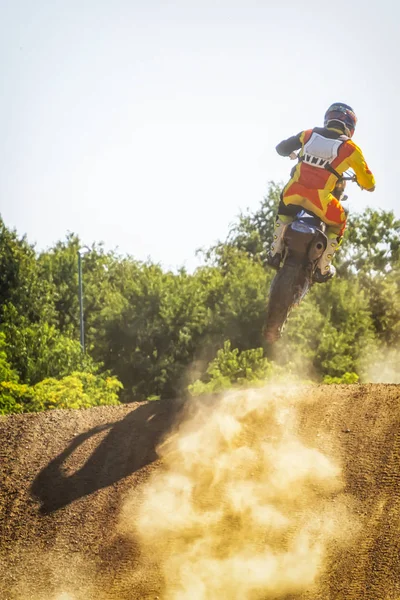 Coureur de motocross sur un détail de piste — Photo