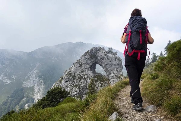 Рюкзак жінка в Альпах — стокове фото