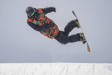 yamaçta Snowboarder