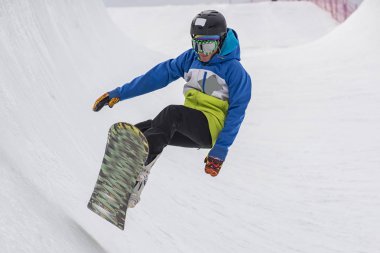 yamaçta Snowboarder