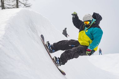 yamaçta Snowboarder