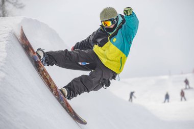 yamaçta Snowboarder