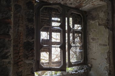 Terk edilmiş bir evde eski yıkılmış pencere