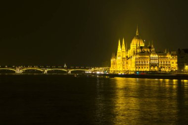Köprü ve Macar Parlamento Binası 'nın olduğu nehir gece aydınlandı. Budapeşte, Macaristan.
