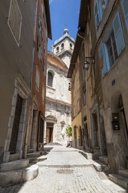 Güneş ışığında eski mimarisi olan dar bir sokak.