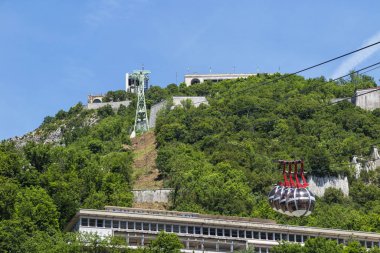 Grenoble Kablosu yemyeşil tepelerin üzerinde