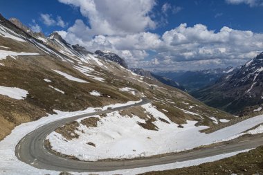 Güneşli dağlarda dolambaçlı bir yol