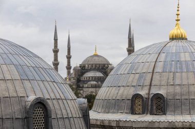 Bulutlu gökyüzünün altındaki cami çatıları, İstanbul
