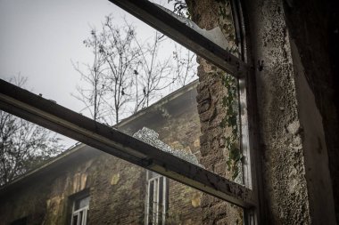 Terk edilmiş ev penceresi, düşük açı görünümü