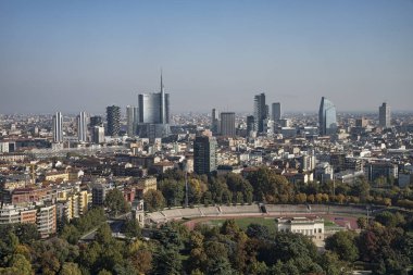 Milano sehri gökdelenleri ve yeşilliklerle dolu.